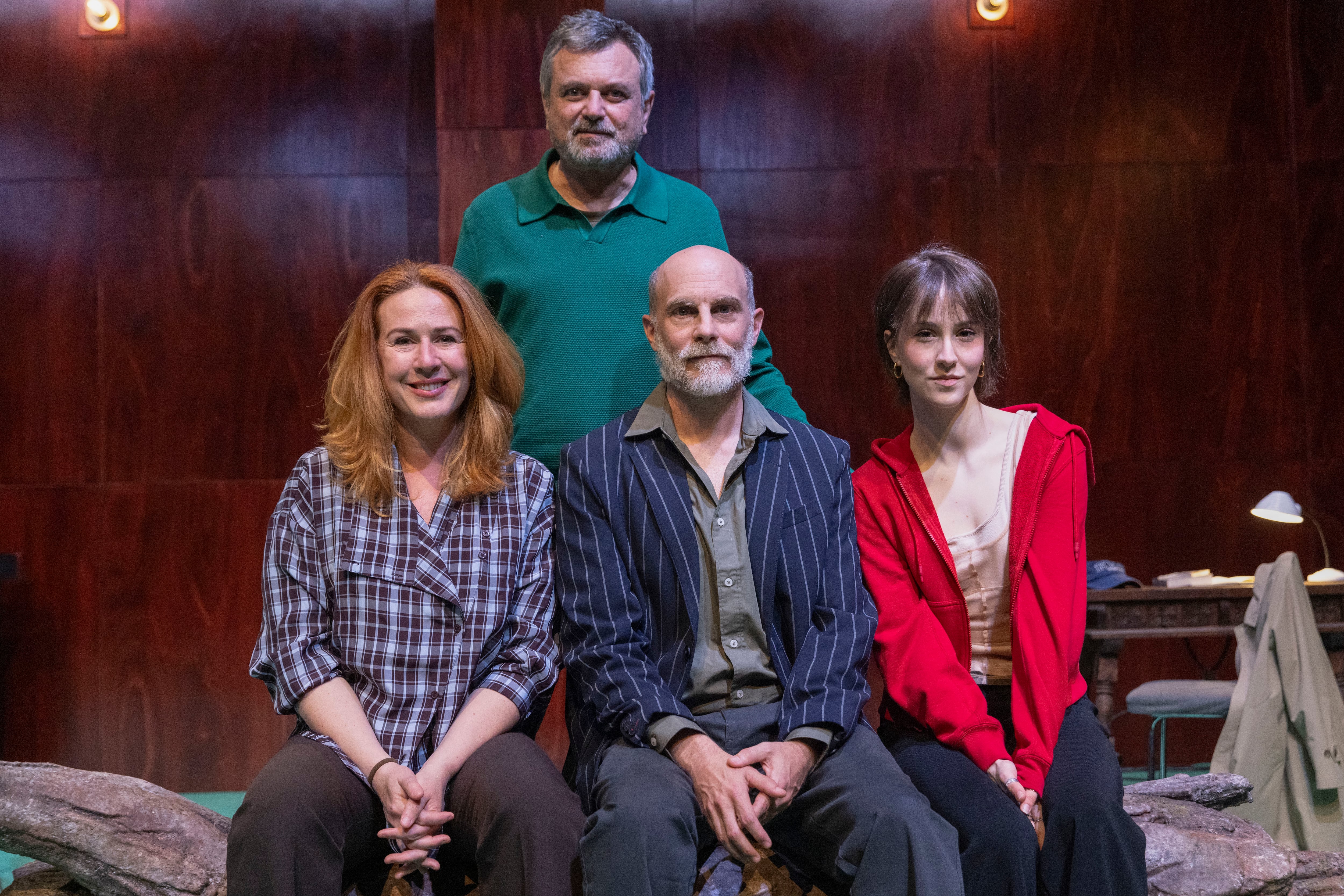 MADRID, 31/03/2026.-Pase gráfico de Tras el ensayo, una de las piezas más personales del cineasta y dramaturgo sueco Ingmar Bergman en versión y dirección de Ernesto Caballero (c-detrás), con los actores Emilio Tomé (c), Elisa Hipólito (d), y Lucía Quintana (i), este martes en Madrid.-EFE/ Marcos Villaoslada