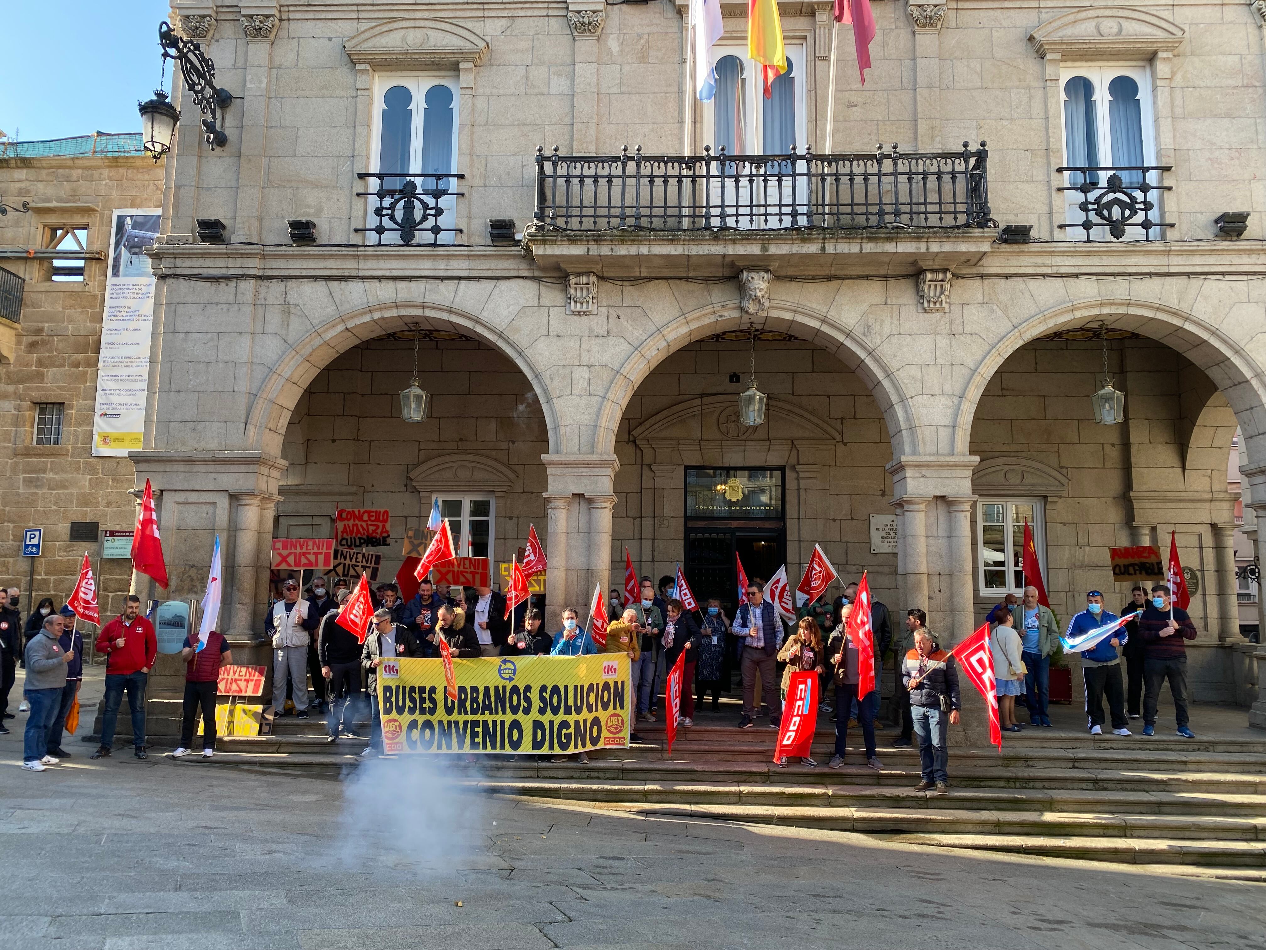 Los trabajadores de la empresa concesionaria a las puertas del concello de Ourense