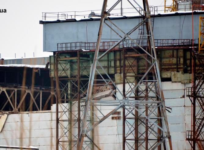 Vista general de la fachada, parcialmente dañada, de la unidad número 4 de la planta nuclear de Chernobyl