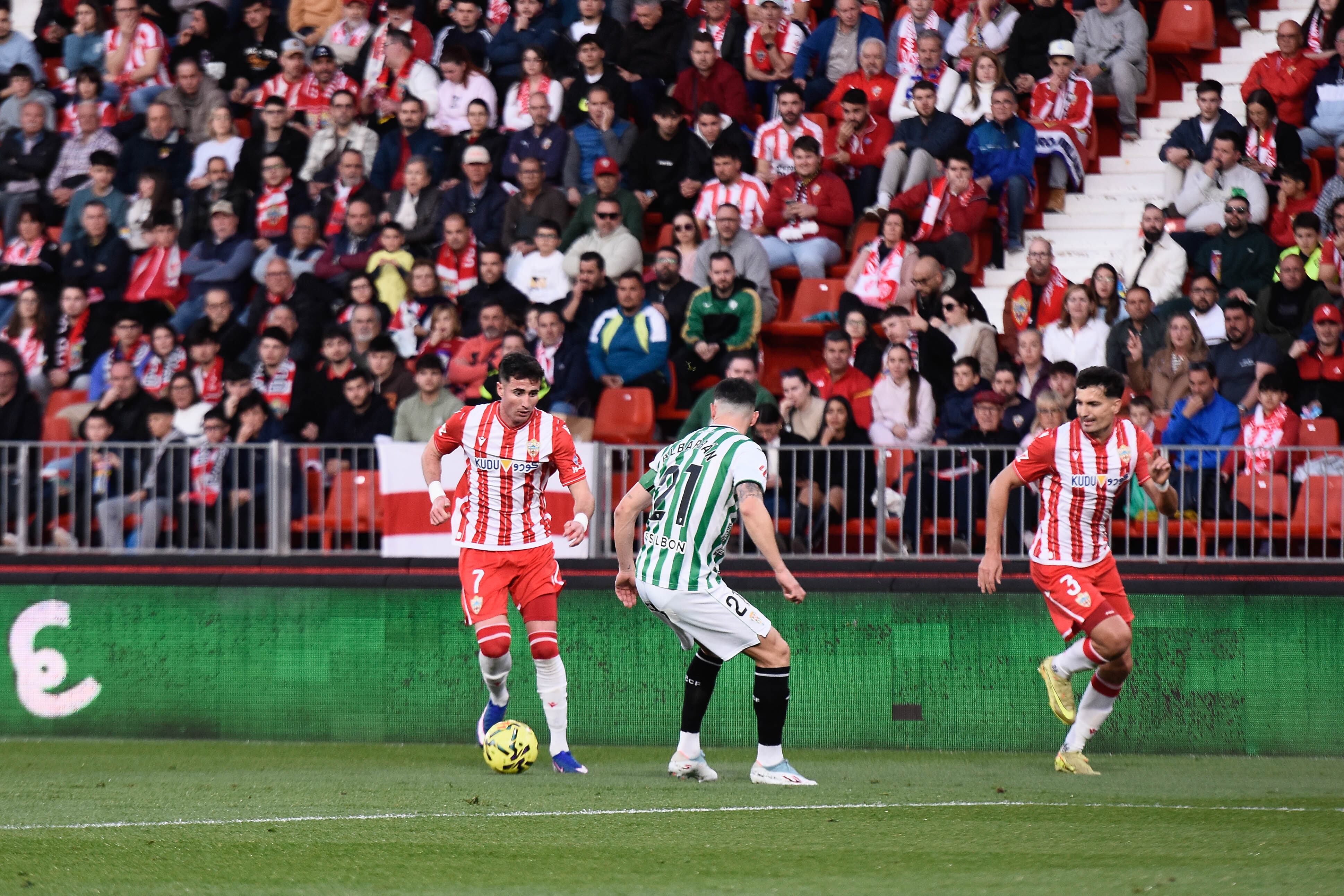 Morcillo se ha ganado la titularidad en la banda izquierda.
