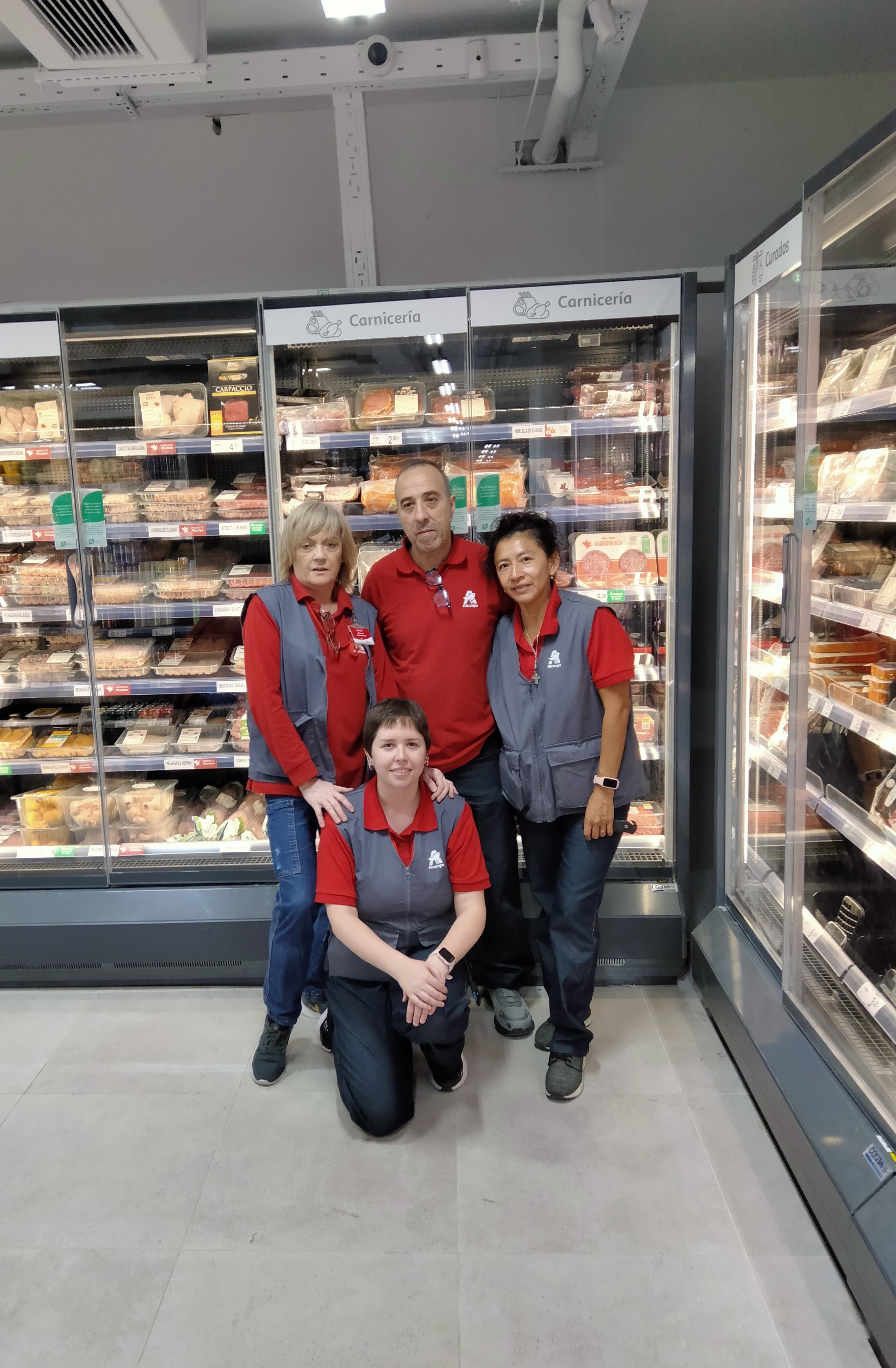 Personal del primer supermercado que abre los 365 días en Palencia