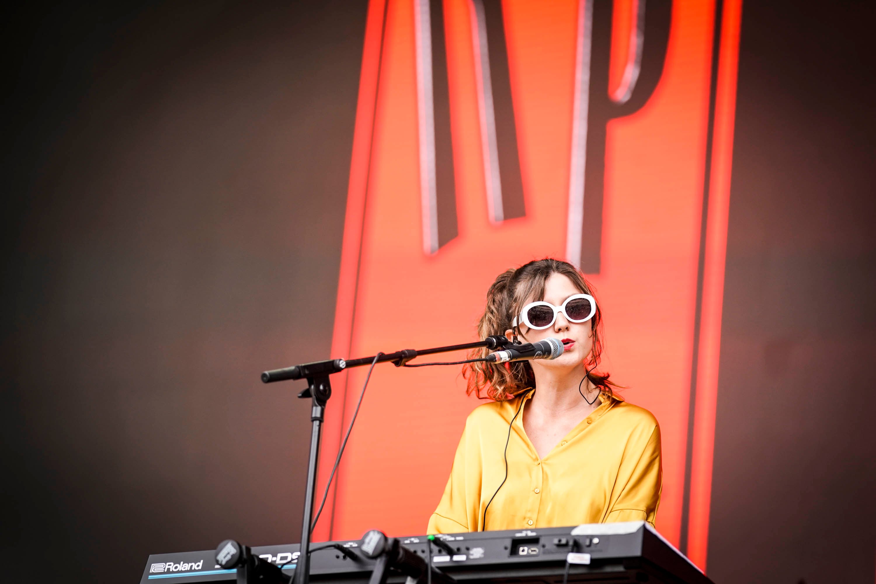 Claudia Zuazo, de Niña Polaca, durante un concierto de 2023