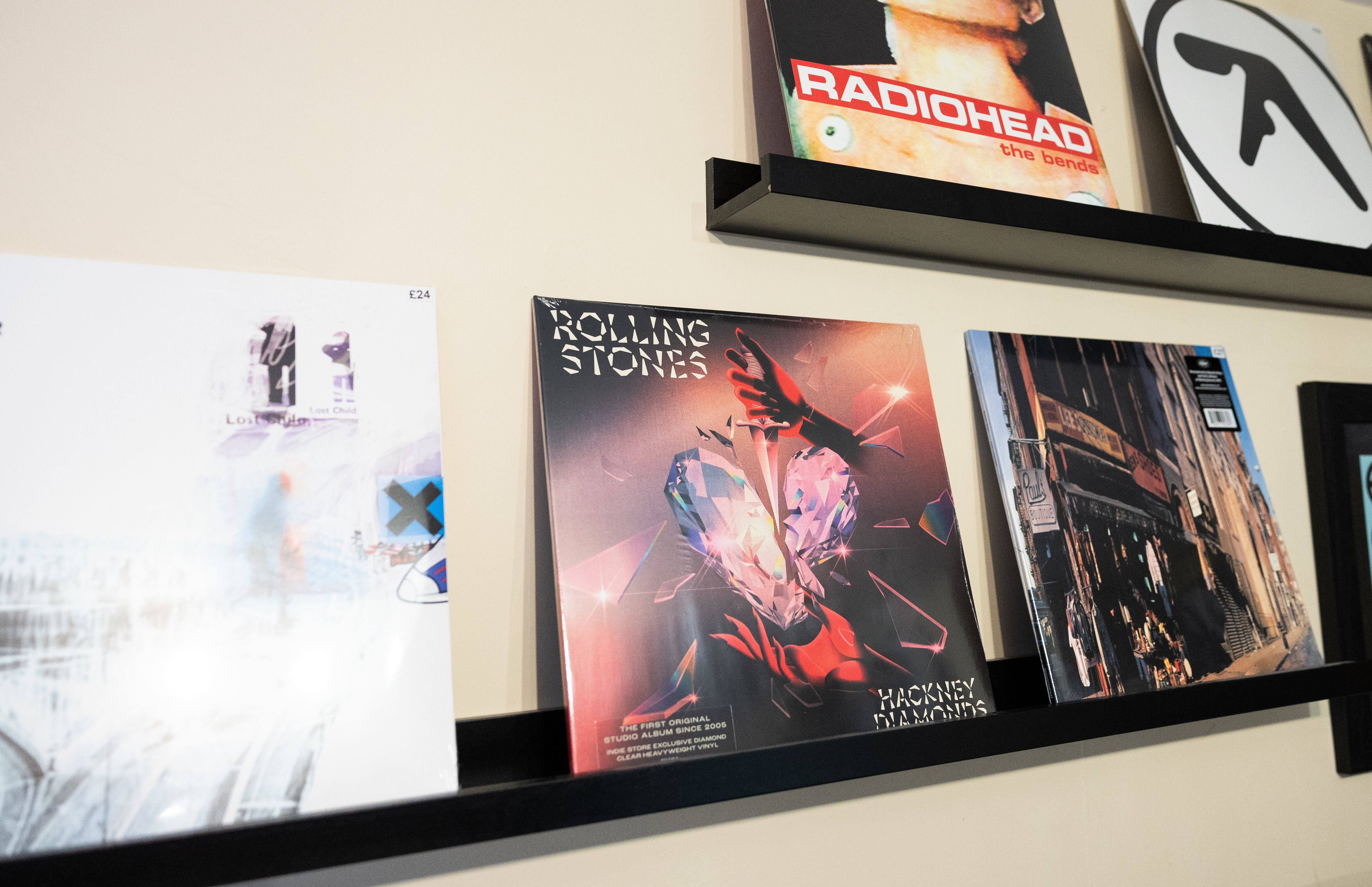 York (United Kingdom), 19/10/2023.- A copy of The Rolling Stones' new album 'Hackney Diamonds' is on display in a record store in York, Britain, 19 October 2023. The group's 24th studio album, their first for 18 years, goes on general sale on 20 October 2023. (Reino Unido) EFE/EPA/ADAM VAUGHAN