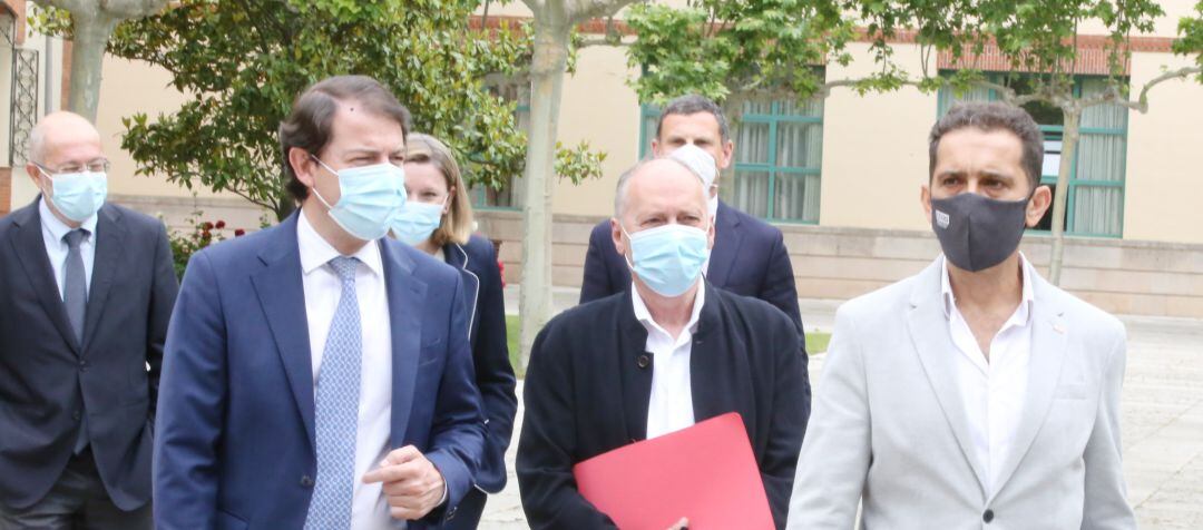 El presidente de la Junta de Castilla y León, Alfonso Fernández Mañueco, firma con los agentes sociales y económicos los acuerdos alcanzados en el seno del Consejo del Diálogo Social. En la imagen, junto a los secretarios autonómicos de UGT y CCOO, Fausti