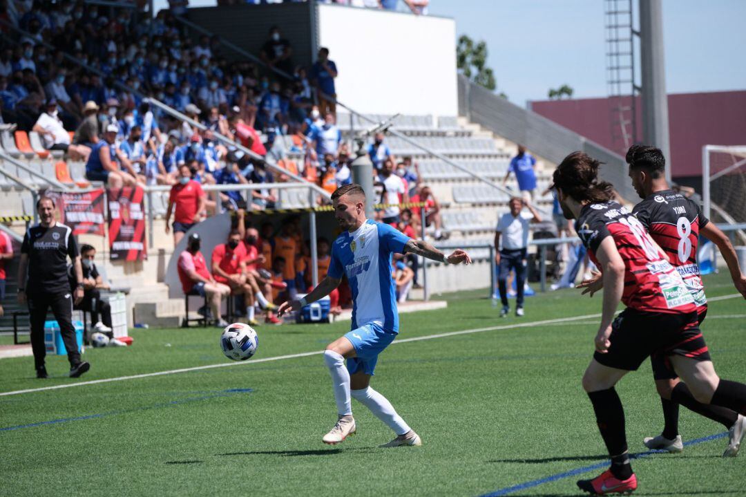 Juanito ante dos jugadores del Puente Genil