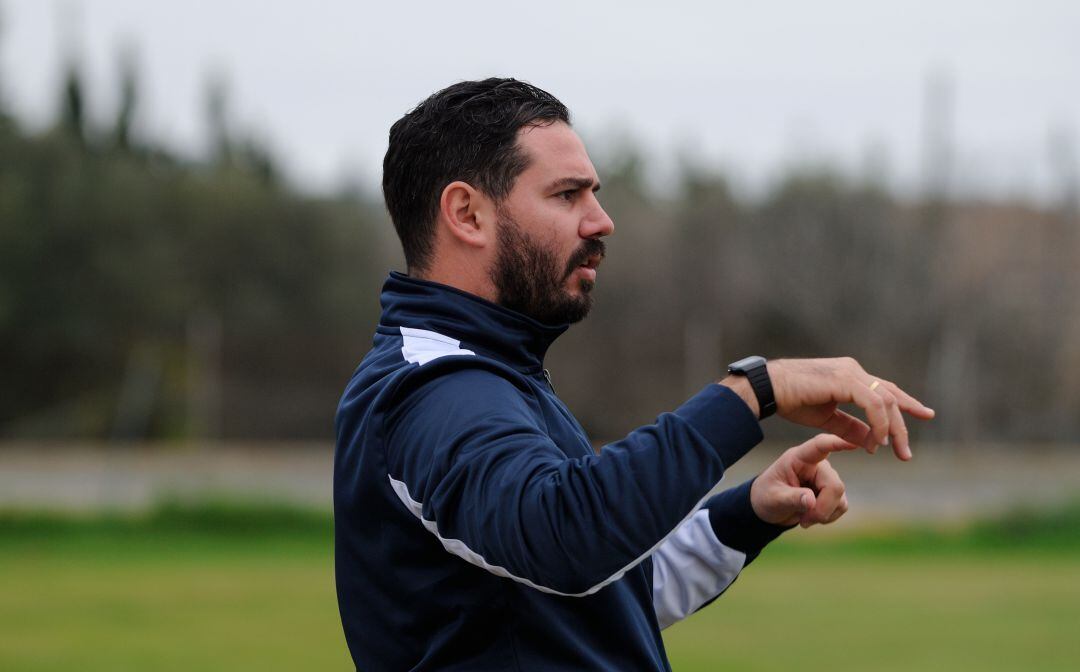 JUanjo Durán, técnico del Jerez Industrial, durante el partido en El Puerto  