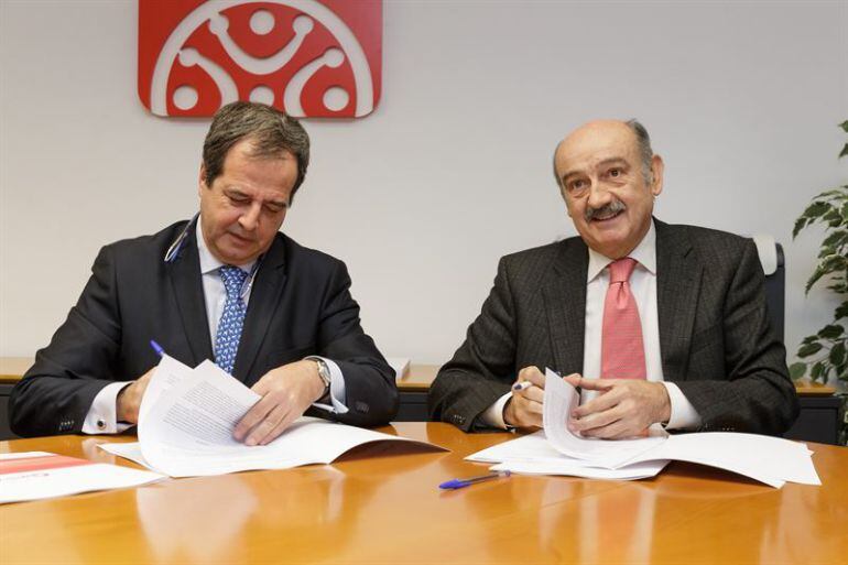 El consejero de vivienda, José María Mazón, firma el convenio con representantes de la SAREB