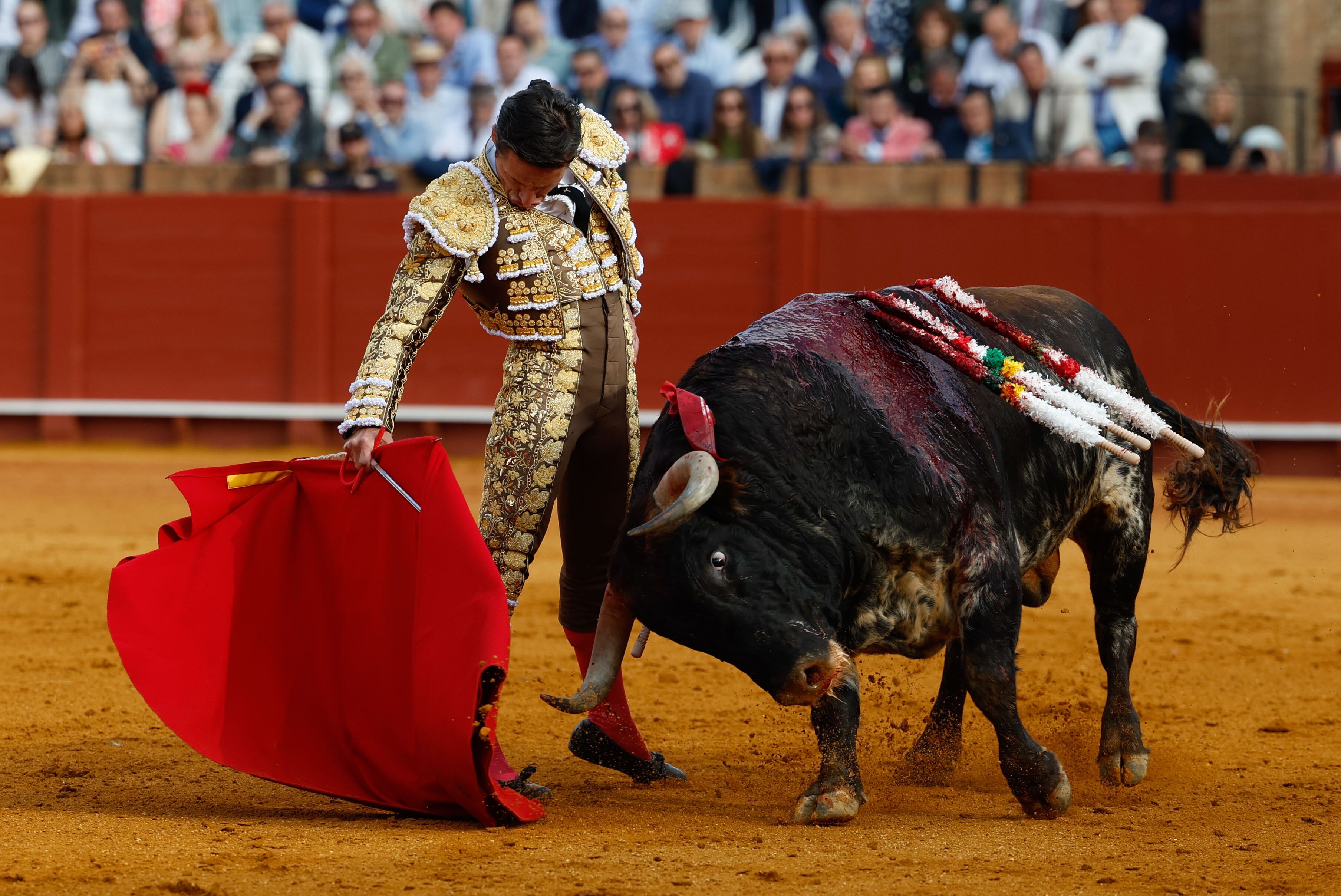 SEVILLA, 08/05/2025.- El diestro Diego Urdiales de un pase a su primero de la tarde en el festejo de la Feria de Abril, este jueves en la plaza de la Maestranza, en Sevilla. EFE/ Julio Muñoz