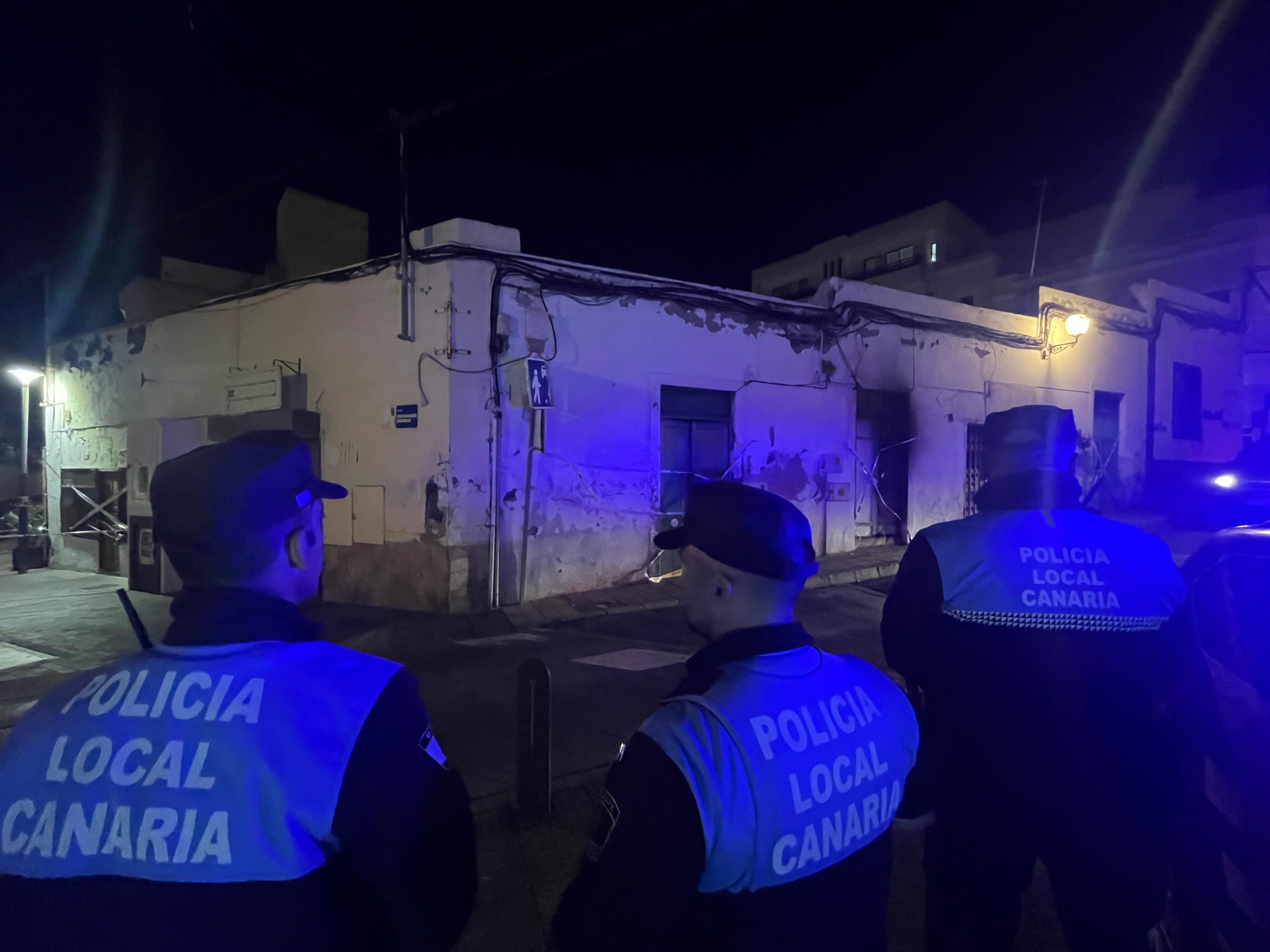 Policía Local de Arrecife vigila una vivienda para evitar una nueva ocupación.