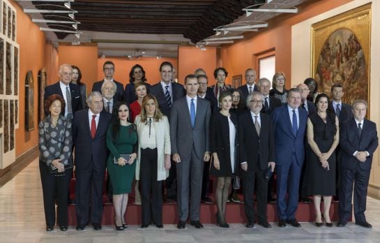 Los Reyes de España (c), acompañados por la presidenta andaluza, Susana Díaz (4i), y por el ministro de Educación, Cultura y Deporte, Íñigo Méndez de Vigo (3d), posan con los galardonados en el acto de entrega de las Medallas de Oro al Mérito en las Bellas Artes 2014, que ha tenido lugar en el Museo de Bellas Artes de Sevilla.