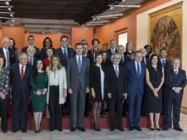 Los Reyes de España (c), acompañados por la presidenta andaluza, Susana Díaz (4i), y por el ministro de Educación, Cultura y Deporte, Íñigo Méndez de Vigo (3d), posan con los galardonados en el acto de entrega de las Medallas de Oro al Mérito en las Bellas Artes 2014, que ha tenido lugar en el Museo de Bellas Artes de Sevilla.