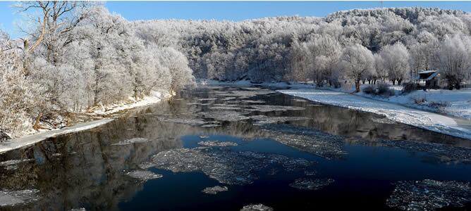 Pedazos de hielo flotan en el río San en Krasiczyn en el distrito de Bieszczady, al suroeste de Polonia