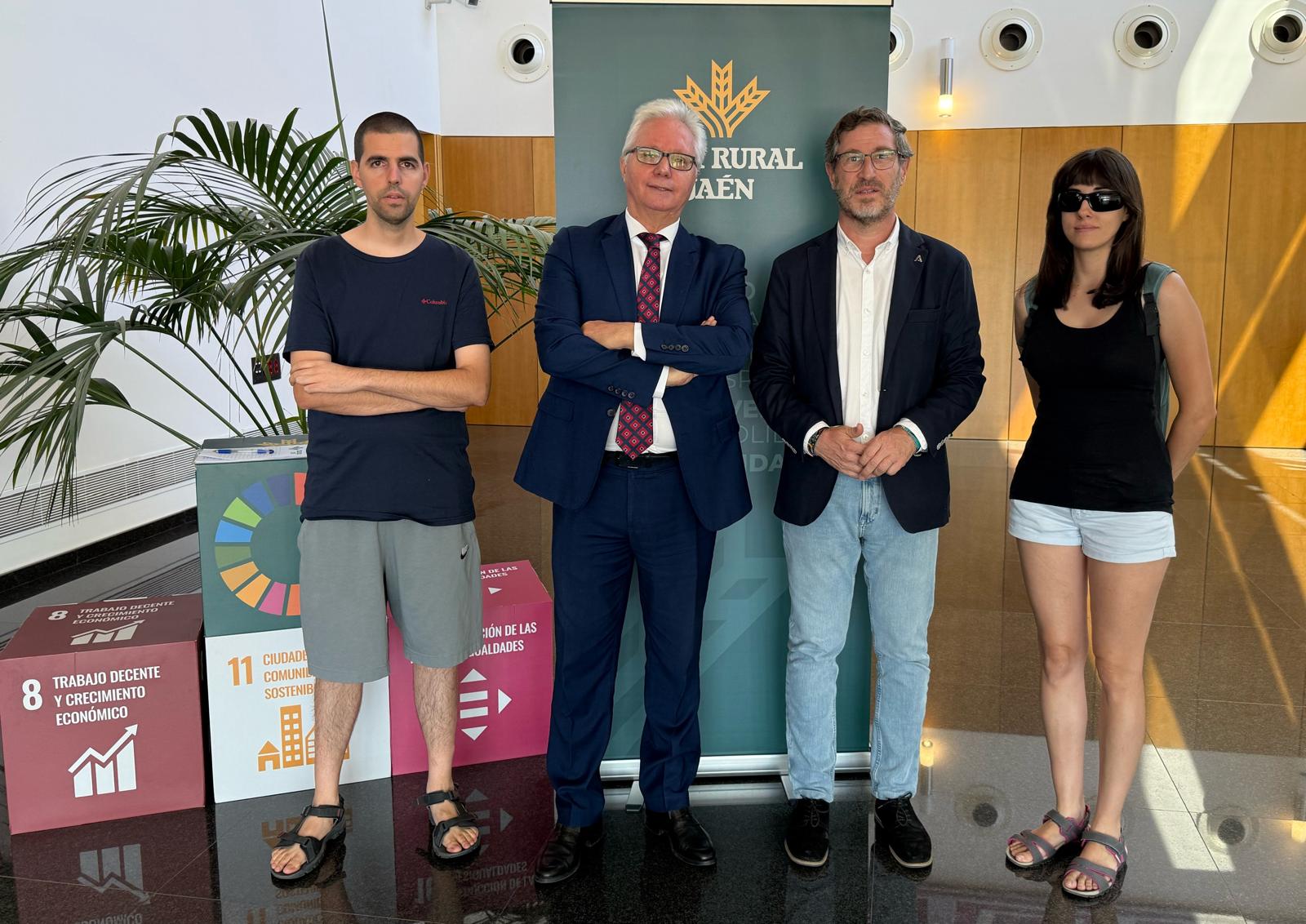 Foto de izquierda a derecha: Daniel Agustín García Ruiz (artista jienennse). Juan Gallego Cobo (Director de Sucursales de Caja Rural de Jaén), Miguel Contreras López (Delegado Territorial en Jaén de la Consejería de Fomento, Articulación del Territorio y Vivienda de la Junta de Andalucía), Mónica Gómez Martinez (artista jienense).