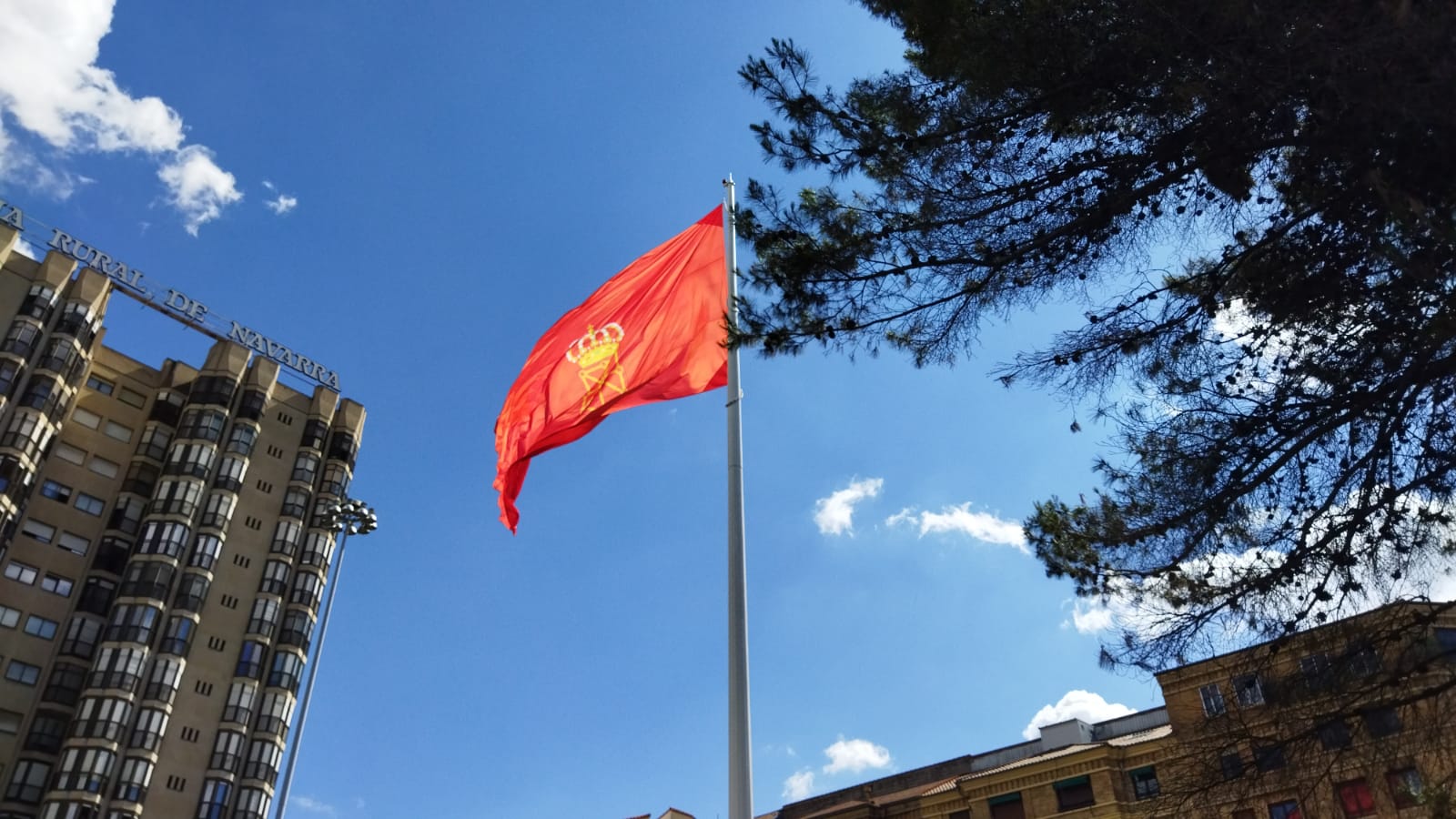 La bandera de Navarra ondea en la Plaza de los Fueros de Pamplona