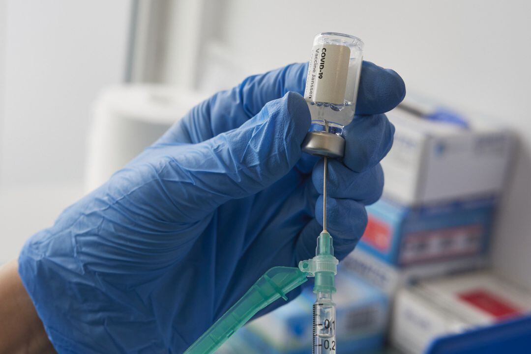 Archivo - Una profesional sanitaria sostiene un vial con la vacuna de Janssen contra el Covid-19