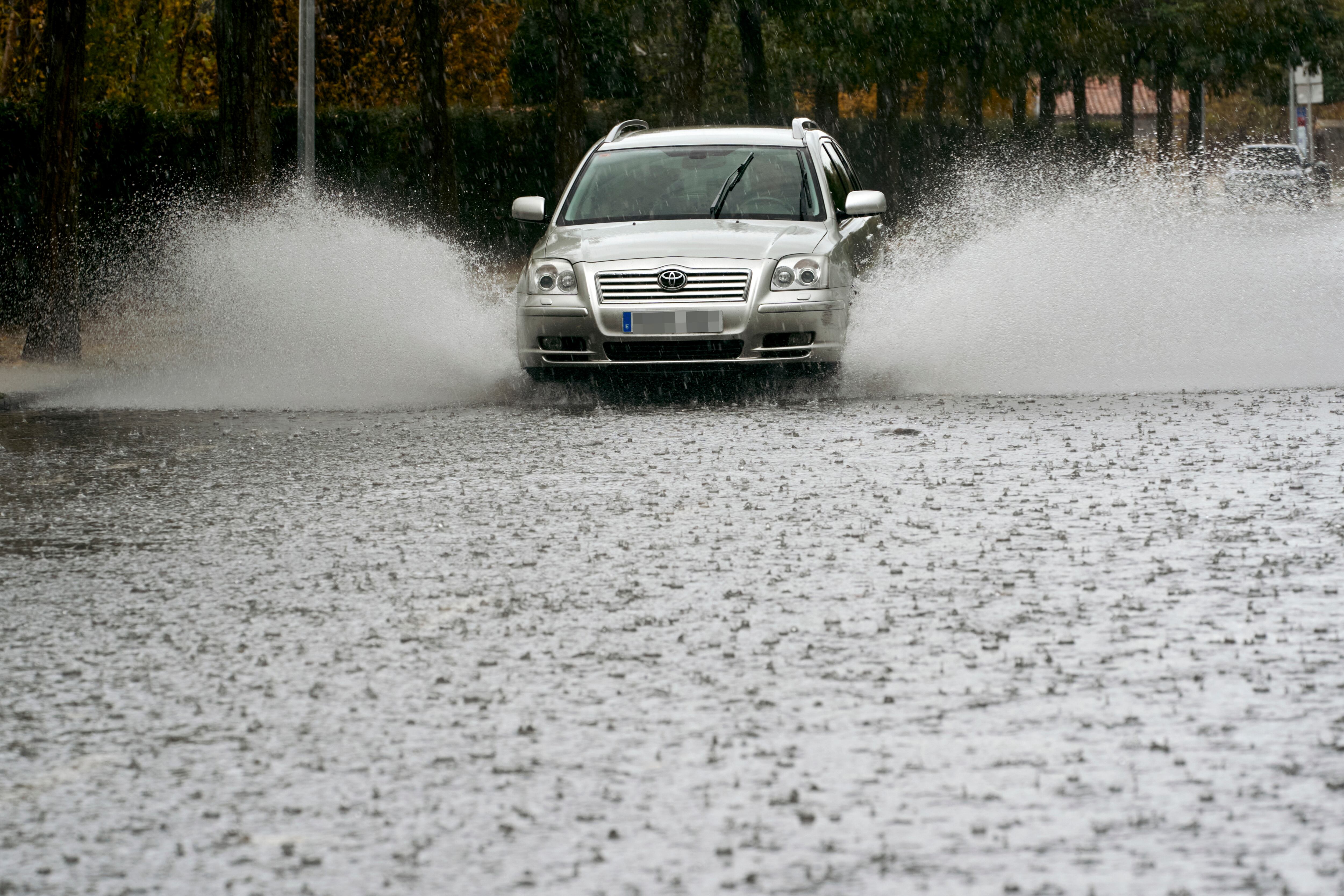 Dificultades para transitar por algunas calles de Ávila por la acumulación de agua y alcantarillas desbordadas debido a las tormentas de las últimas horas. EFE/ Raúl Sanchidrián