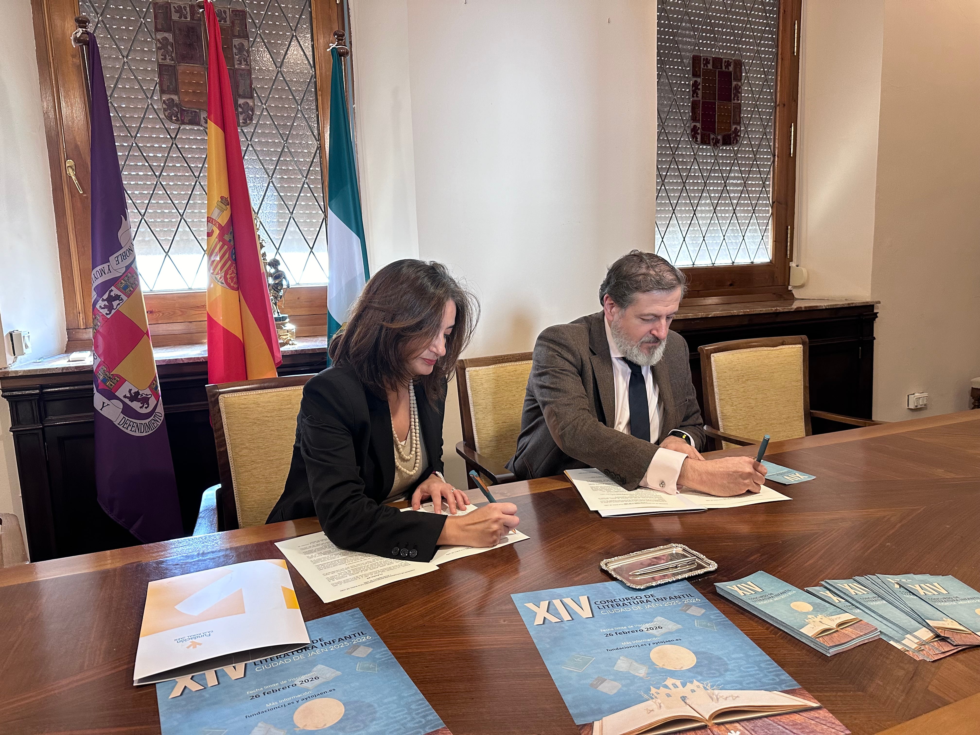 Eva Funes y Luis Jesús García-Lomas firman un convenio para el XVI Certamen de Literatura Infantil.