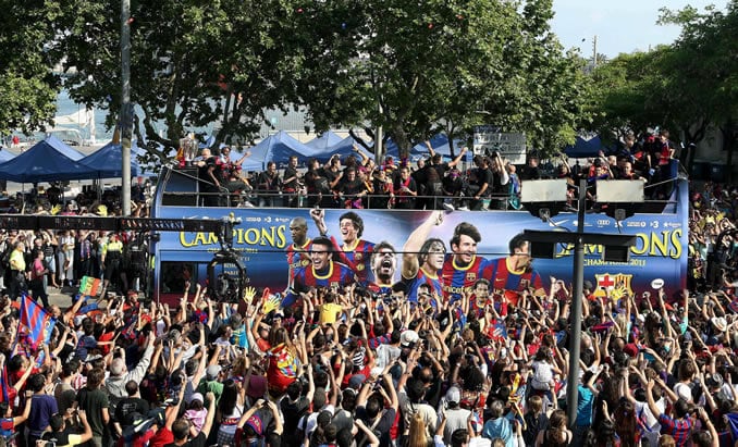 Los jugadores del FC Barcelona durante el recorrido en autobús que le lleva esta tarde por toda la ciudad para celebrar con la afición la Liga de Campeones que conquistaron ayer en Wembley al vencer por 3-1 al Manchester United.