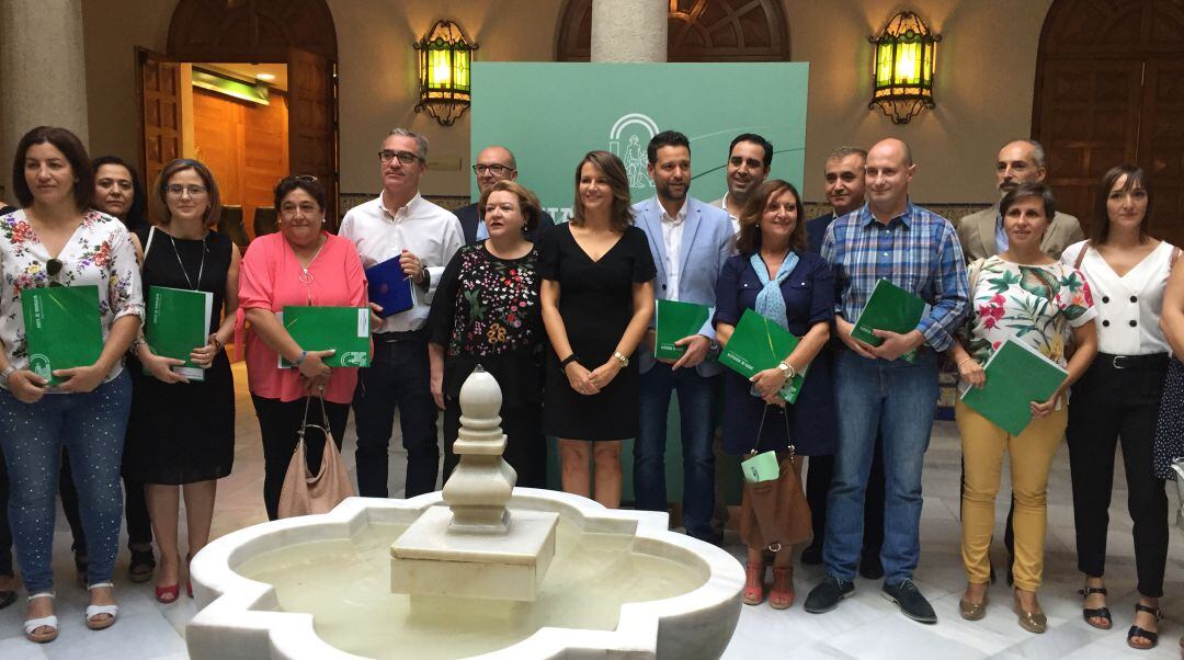 Ana Cobo, junto a alcaldes, durante la firma de un convenio de colaboración este miércoles