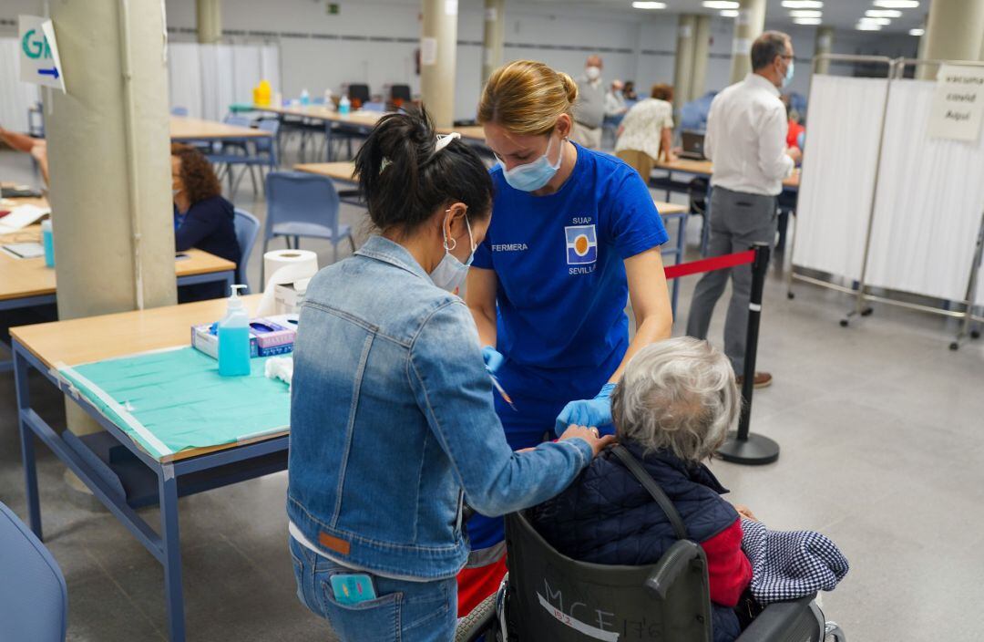 Una persona se vacuna con la tercera dosis Covid