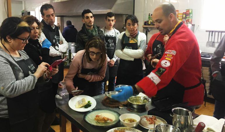 El Chef Daniel García muestra uno de los platos elaborados durante la jornada