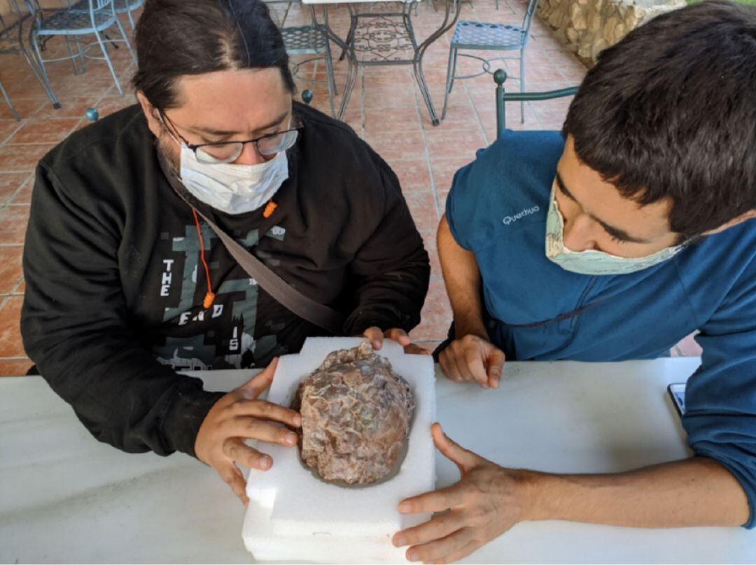 Miguel Moreno Azanza (FCT-NOVA) y José Manuel Gasca, directores de la actuación, examinan uno de los huevos de dinosaurio