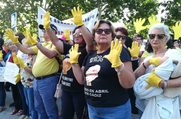 Manifestación de denunciantes de robo de bebés frente al juicio de Vela