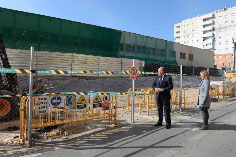 José Ignacio Landaluce, alcalde de Algeciras y Eva Pajares, concejal de aguas, visitan las obras del colector