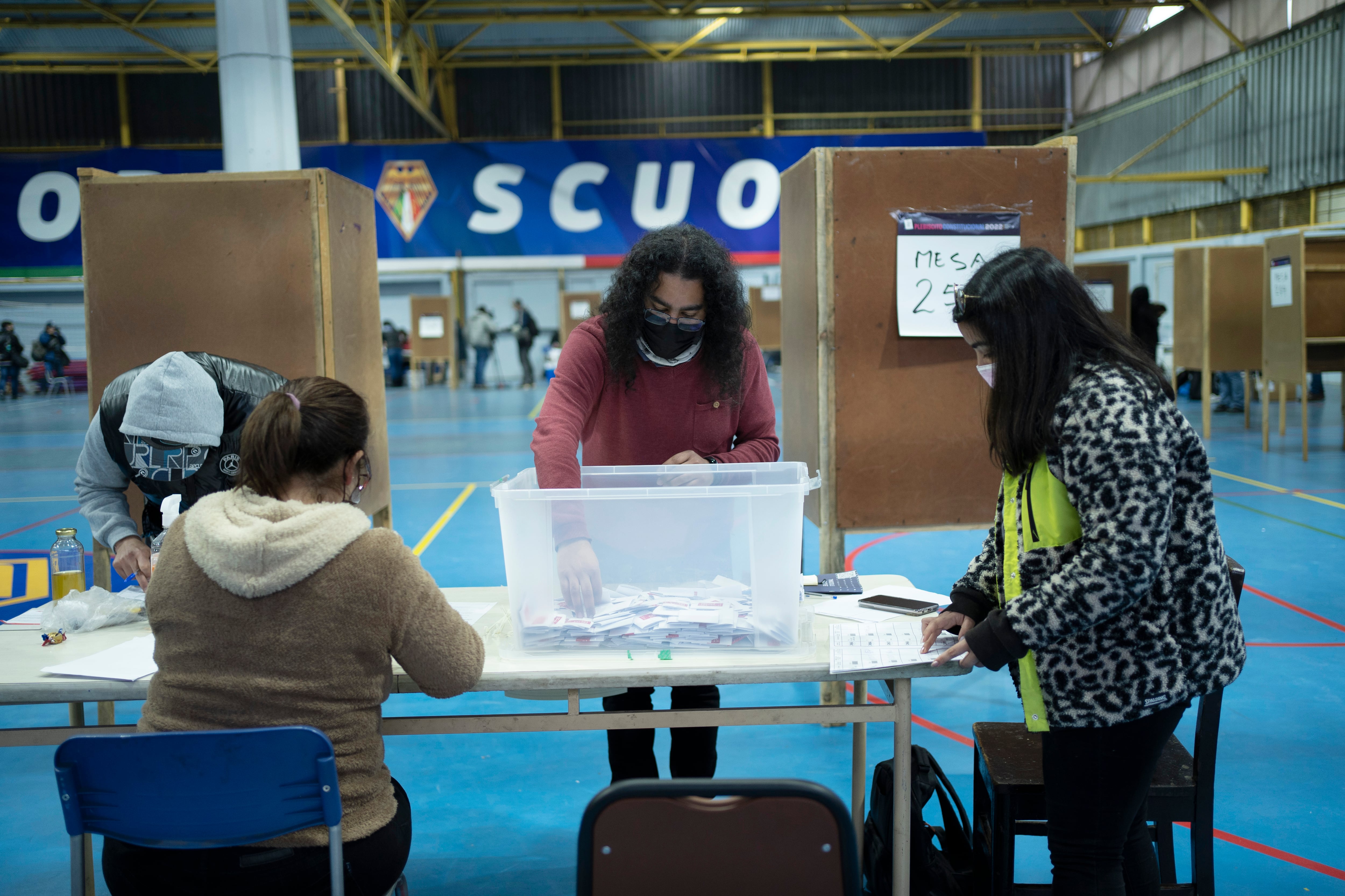 Jurados cuentan los votos del plebiscito constitucional.