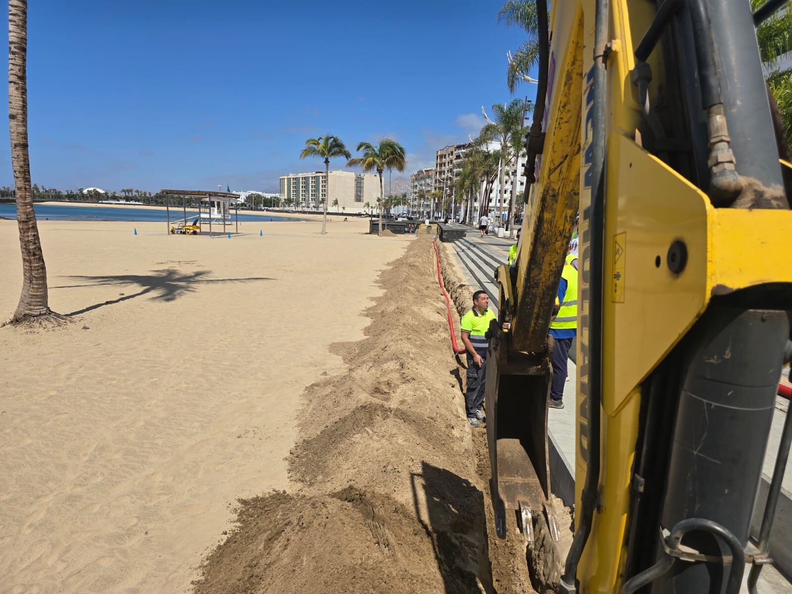 Operarios sustituyendo la tubería de agua potable de la playa del Reducto de Arrecife, capital de Lanzarote.