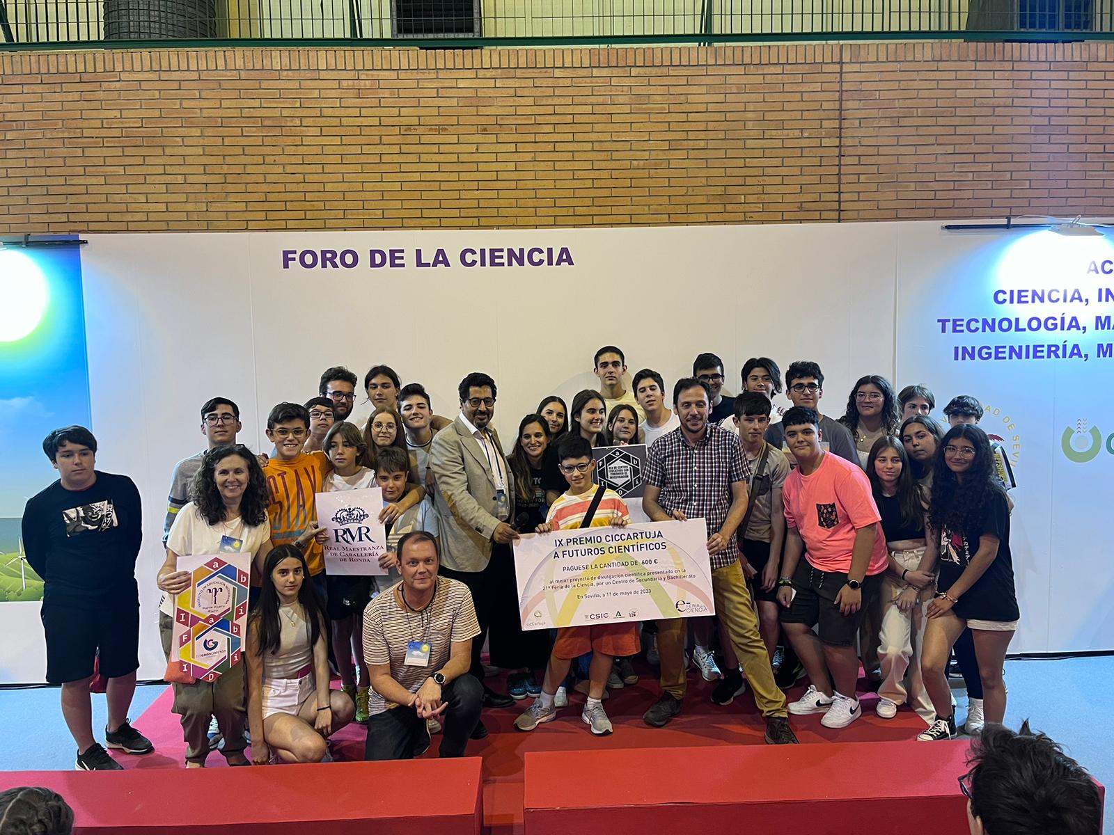 Los alumnos del Instituto Martín Rivero recibiendo su premio