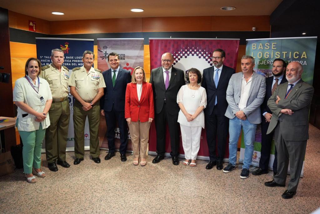 Las autoridades posan en la inauguración del V Taller sobre la Base Logística del Ejército de Tierra, celebrado en el rectorado de la Universidad de Córdoba