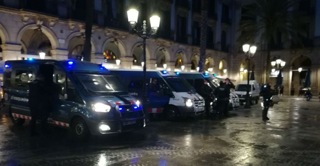 El dispositivo policíal de la Guardia Urbana en la Plaza Real de Barcelona