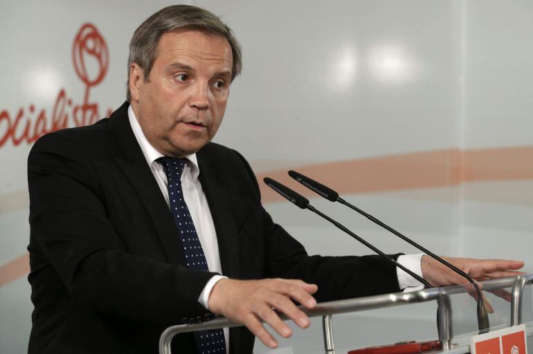 GRA058. MADRID, 27/05/2015.- El candidato del PSOE para el Ayuntamiento de Madrid, Antonio Miguel Carmona, durante la rueda de prensa que ha ofrecido hoy en la sede del PSM, en la que ha asegurado que no tiene "ninguna ambición de ser alcalde o vicealcalde" de la capital, por lo que no va a poner "ni una condición" en este sentido en posibles pactos con otras fuerzas políticas, ya que su único interés es garantizar la "gobernabilidad". EFE/Angel Díaz