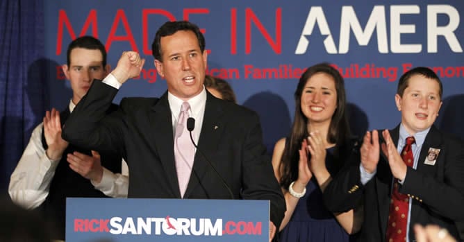 Rick Santorum es aplaudido por su familia tras ganar las primarias en Mississipi y Alabama, en Lafayette, Louisiana