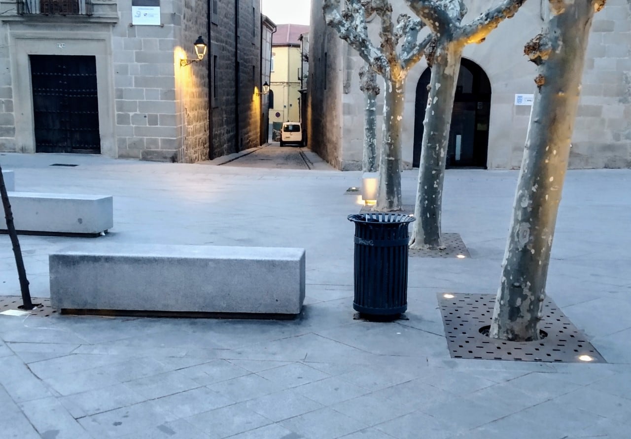 Banco de piedra y papelera en la plaza de la Diputación