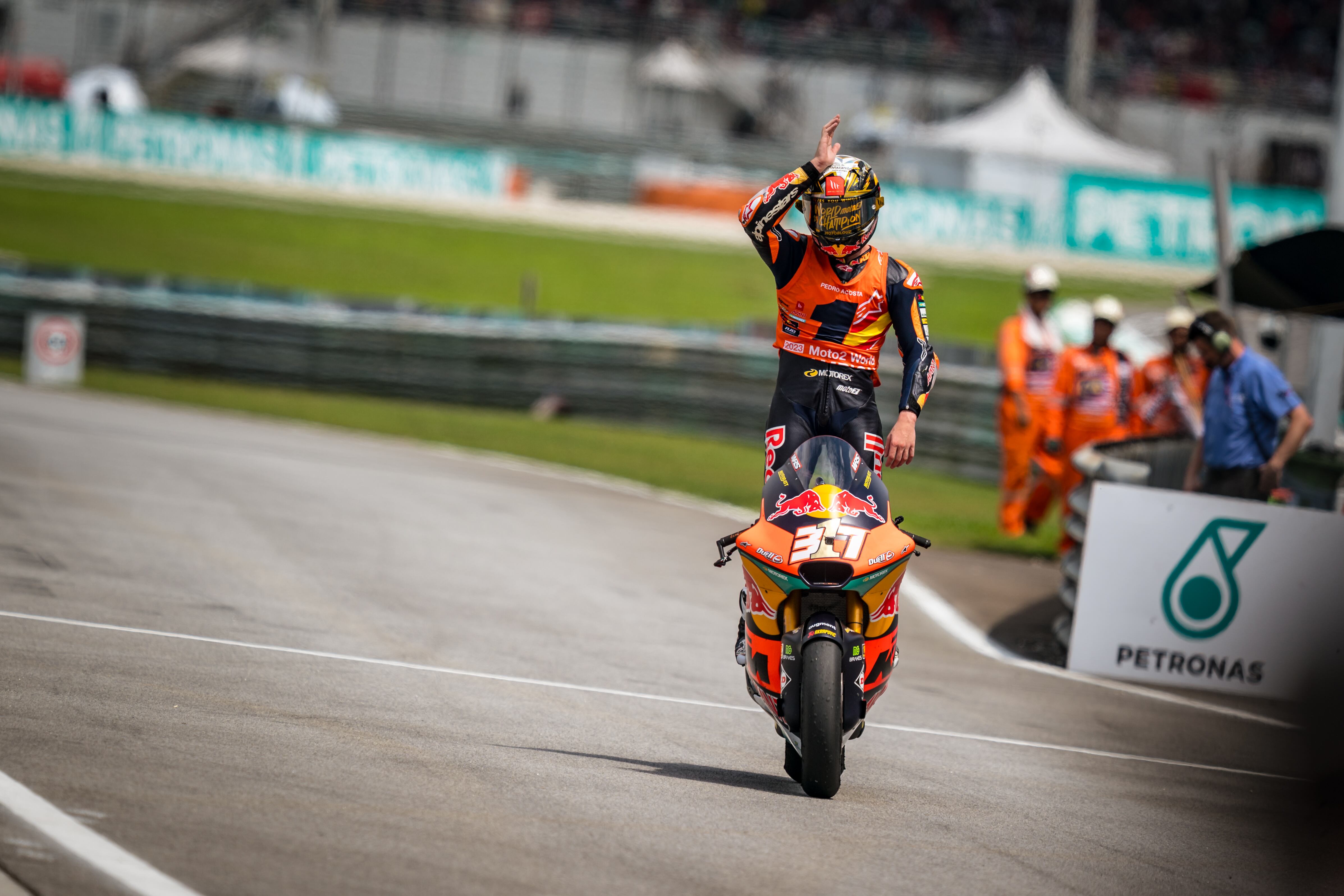 Pedro Acosta celebra haciendo el gesto del tiburón al final de la carrera en Malasia  para celebrar su título de Moto 2