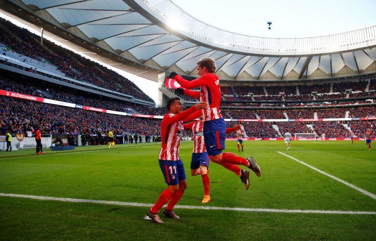 Griezmann celebran con Correa el gol de éste último al Celta