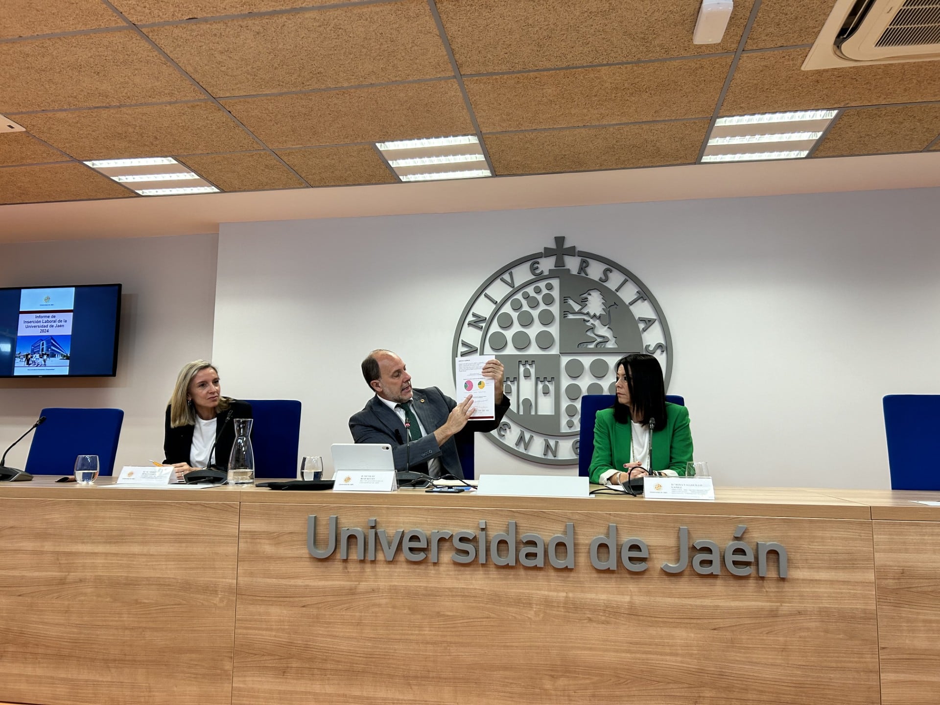 De izqda a dcha, María Teresa Pérez, vicerrectora de Estudiantes y Empleabilidad, Nicolás Ruiz, rector de la UJA, y Rosa Vallecillo, directora del Secretariado de Empleabilidad, Emprendimiento Estudiantil y Programa Alumni.