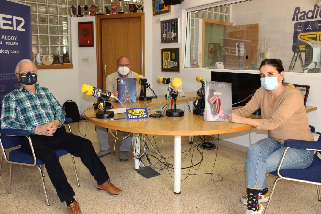 Paco Aznar, Pau Acosta y Mónica Jover, en el estudio de Radio Alcoy