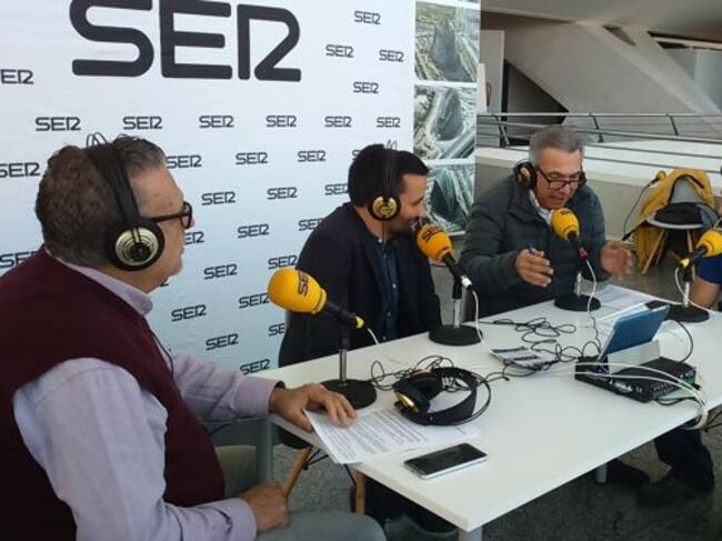 El conseller Vicent Marzà y Rafael Gómez, un joven estudiante de fontanería y calefacción