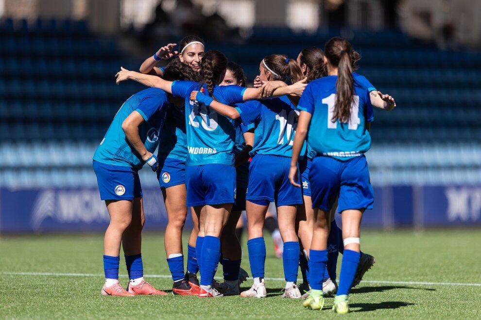 Les jugadores de l'Enfaf Construccions Modernes celebren la victòria davant el Premià