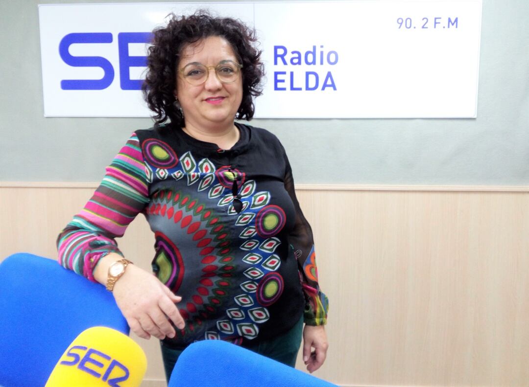 Virtudes Hernández en el estudio de Radio Elda SER