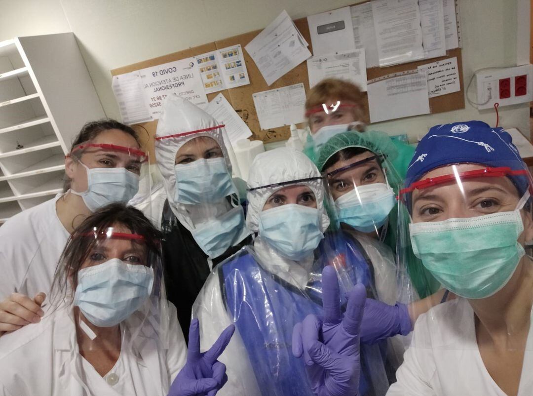 Personal sanitario con viseras 3D