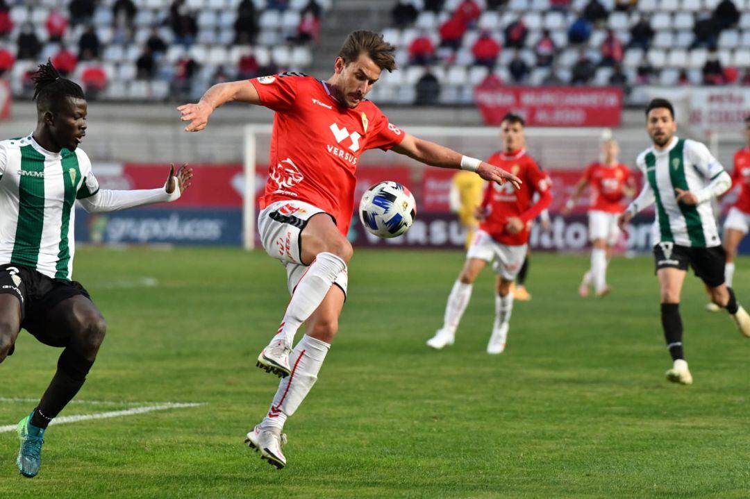 Chumbi controla un balón en el partido contra el Córdoba en la vuelta del público a los estadios