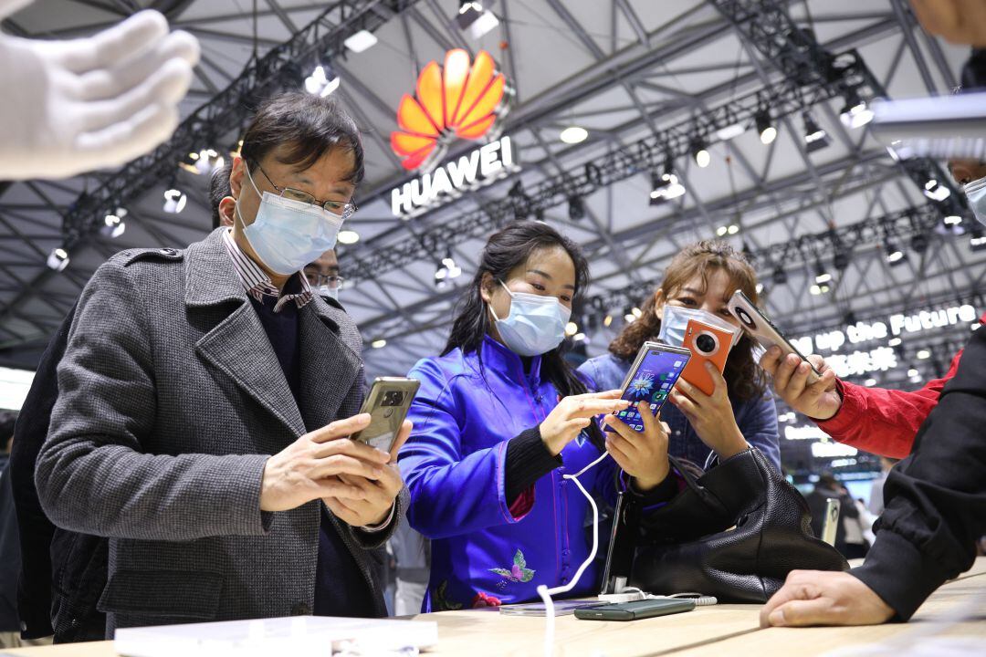 Visitantes del Mobile World Congress celebrado este 2021 en Shangai