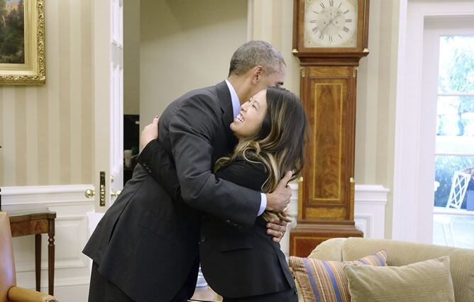 El presidente estadounidense Barack Obama (i) da un abrazo a la enfermera Nina Pham durante una recepción en la Casa Blanca, Washington, Estados Unidos hoy 24 de octubre de 2014. Nina Pham, una de las dos enfermeras que atendió en un hospital de Dallas a