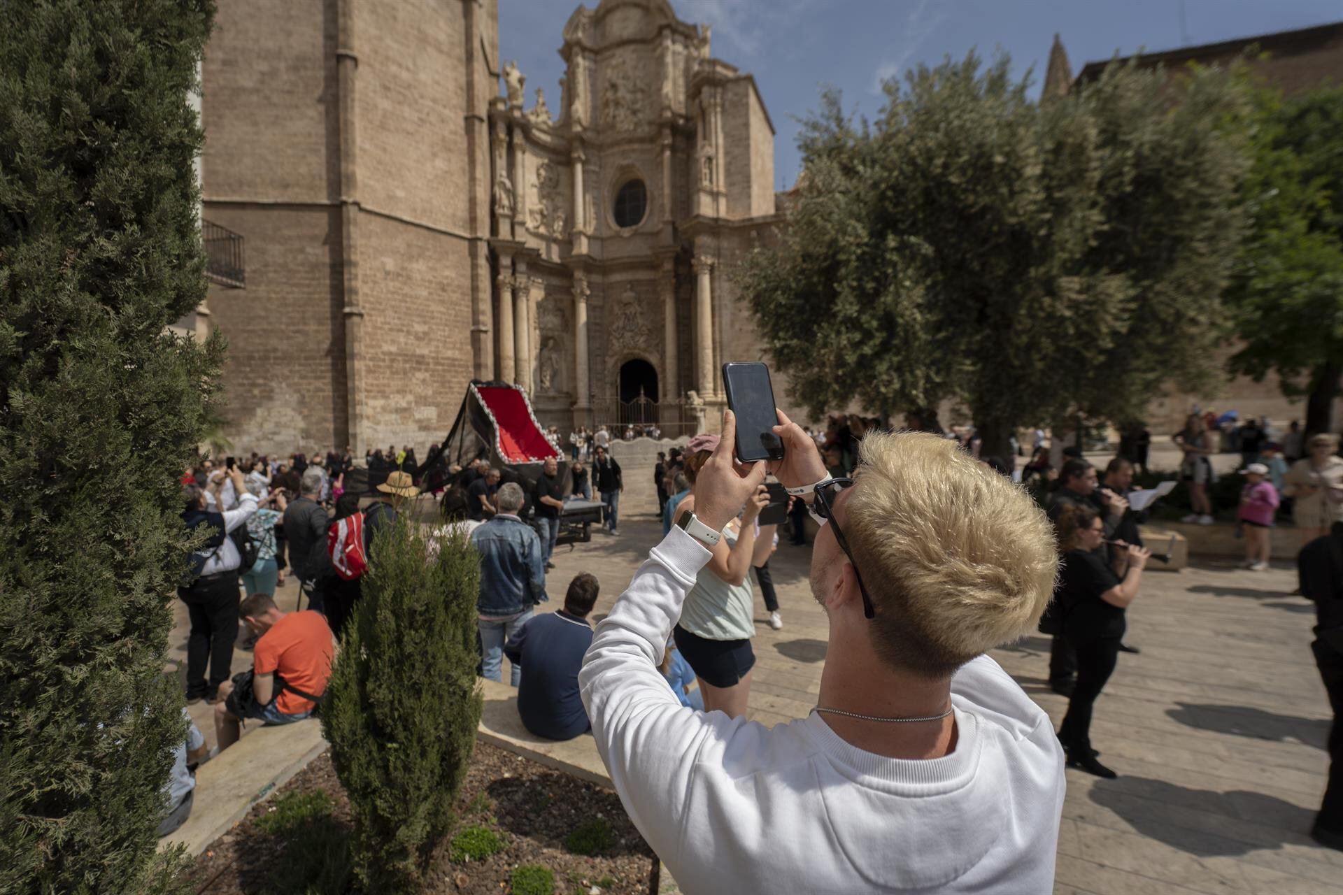 Turistas fotografiando la Catedral y el Micalet de València