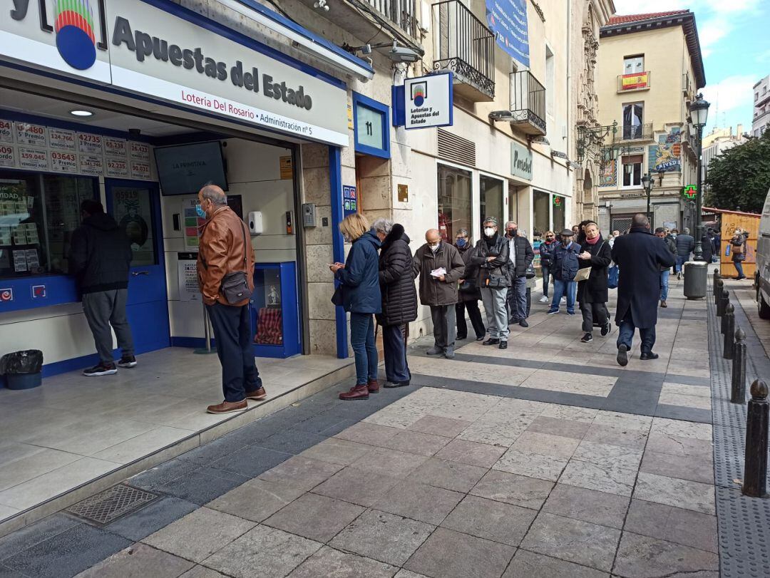 Filas en una Administración de Lotería en la calle Don Jaime de Zaragoza