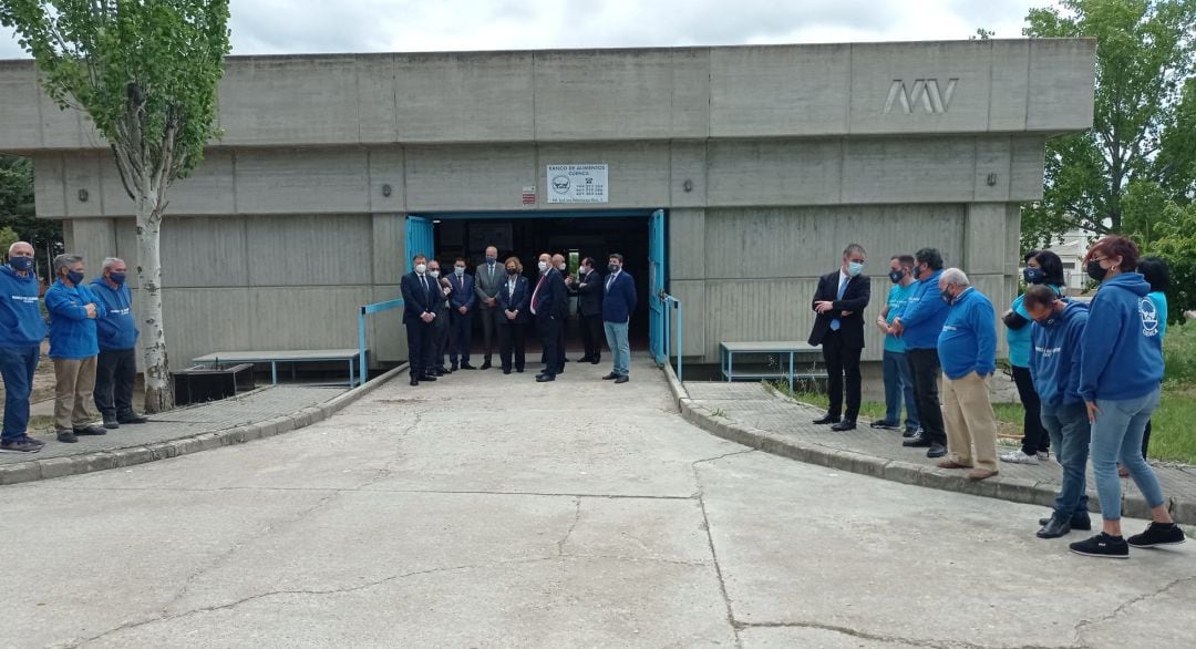 La reina Sofía ha sido recibida en las instalaciones del Banco de Alimentos, con cuyos responsables y las autoridades ha celebrado antes una reunión en el hotel NH